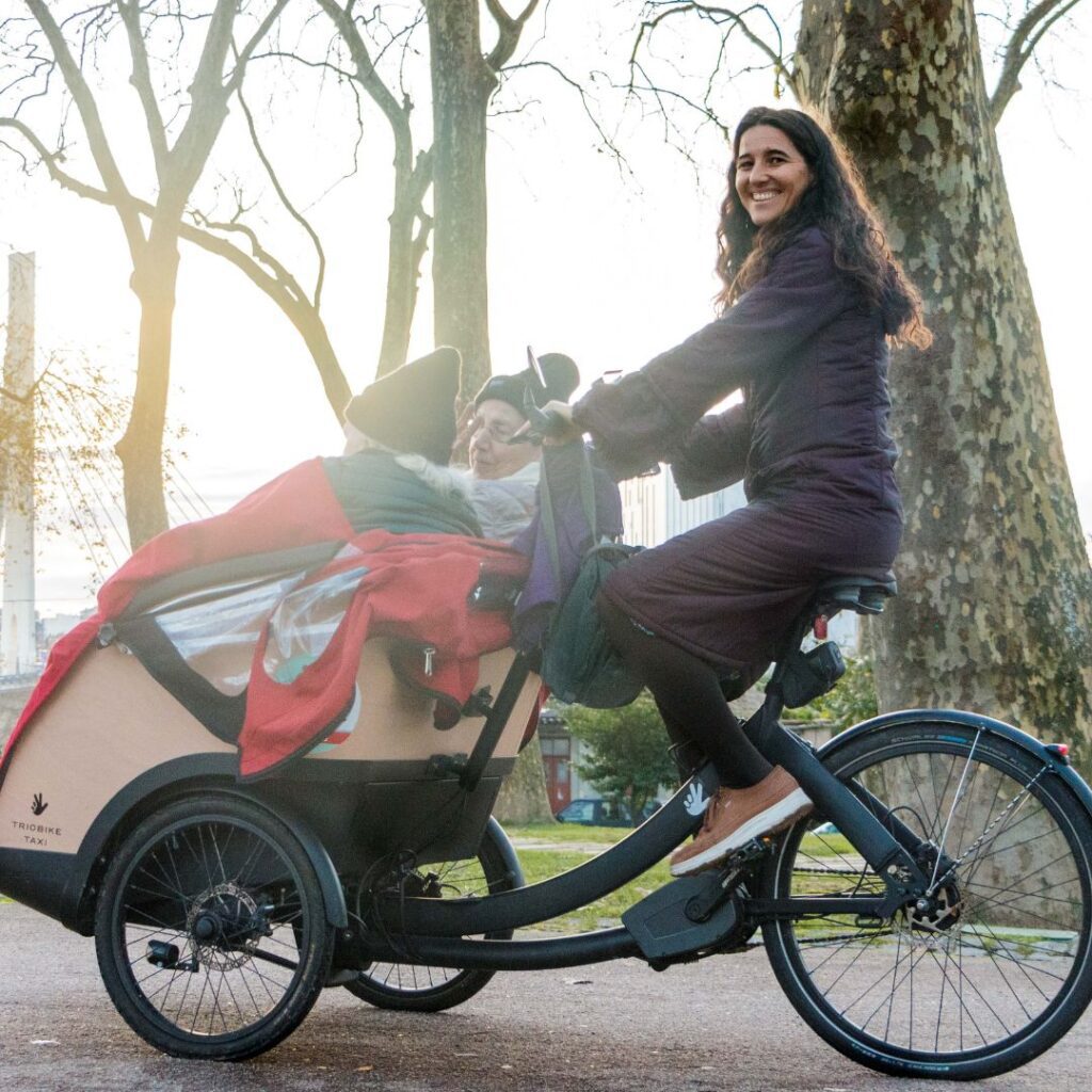 Fotografia da Bicicleta Pedalar Sem Idade Porto em passeio com uma pilota voluntária e 2 seniores