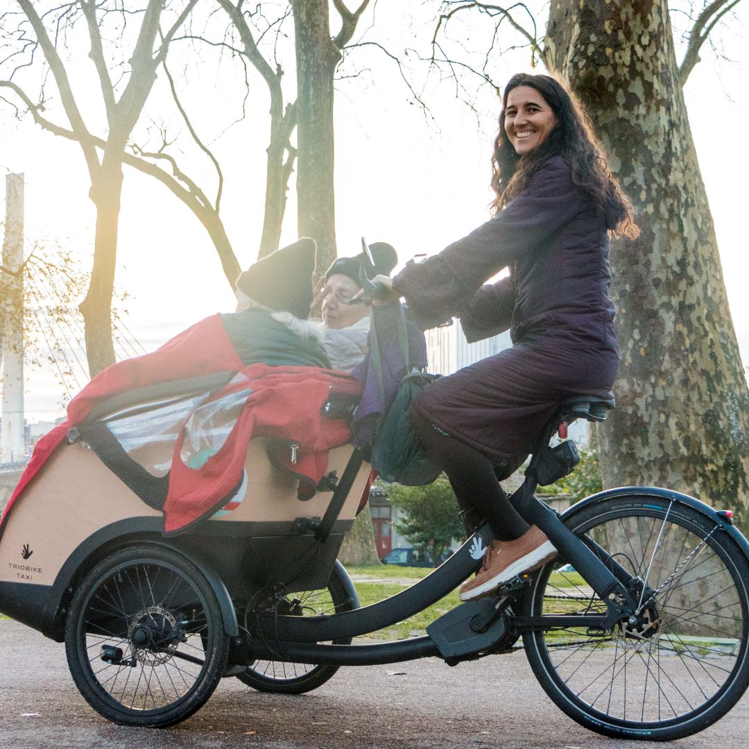 Fotografia da Bicicleta Pedalar Sem Idade Porto em passeio com uma pilota voluntária e 2 seniores